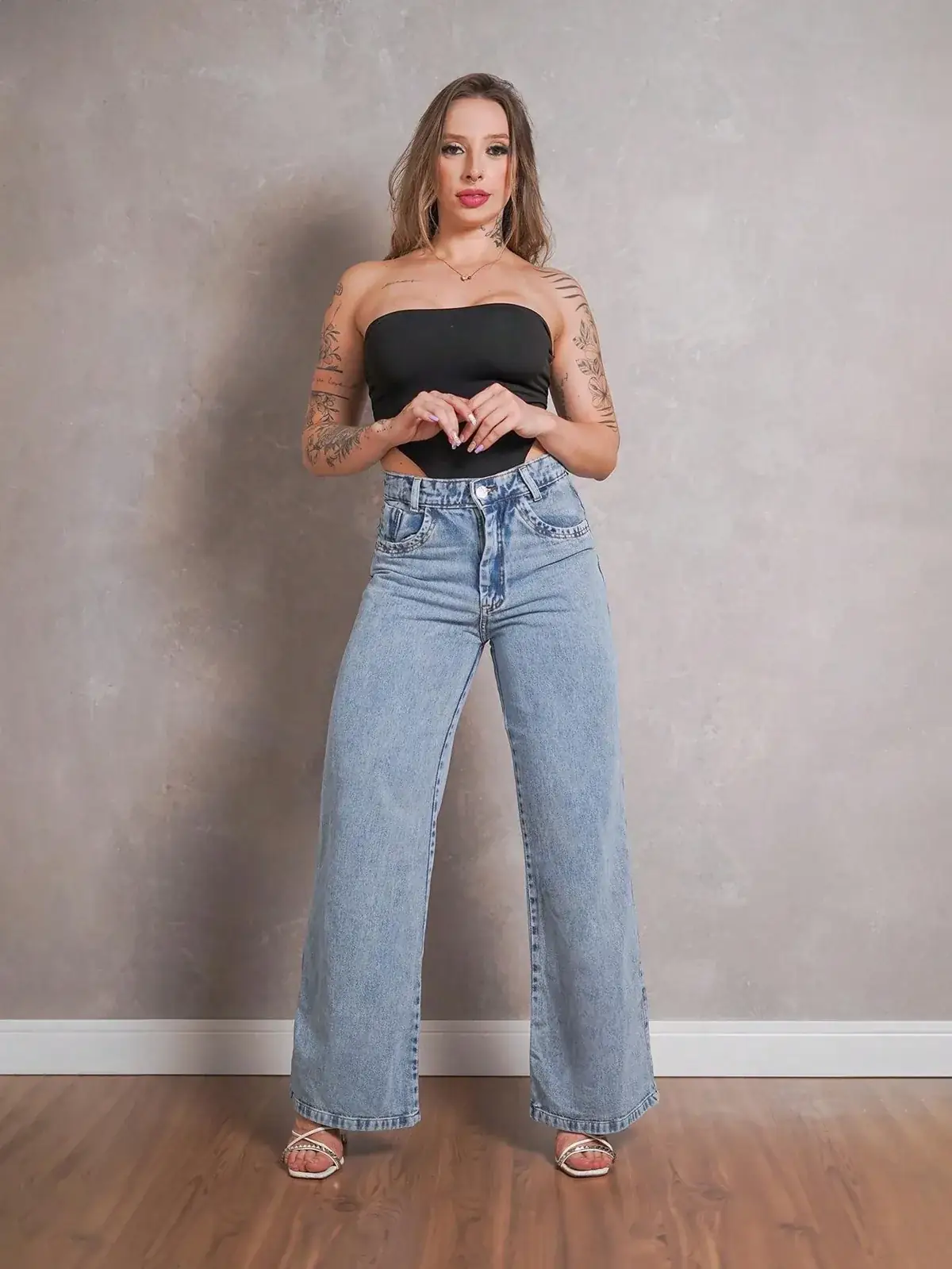 Calça Jeans Pantalona Cintura Alta Priscila na cor Lavagem Média — foto 2 de 6