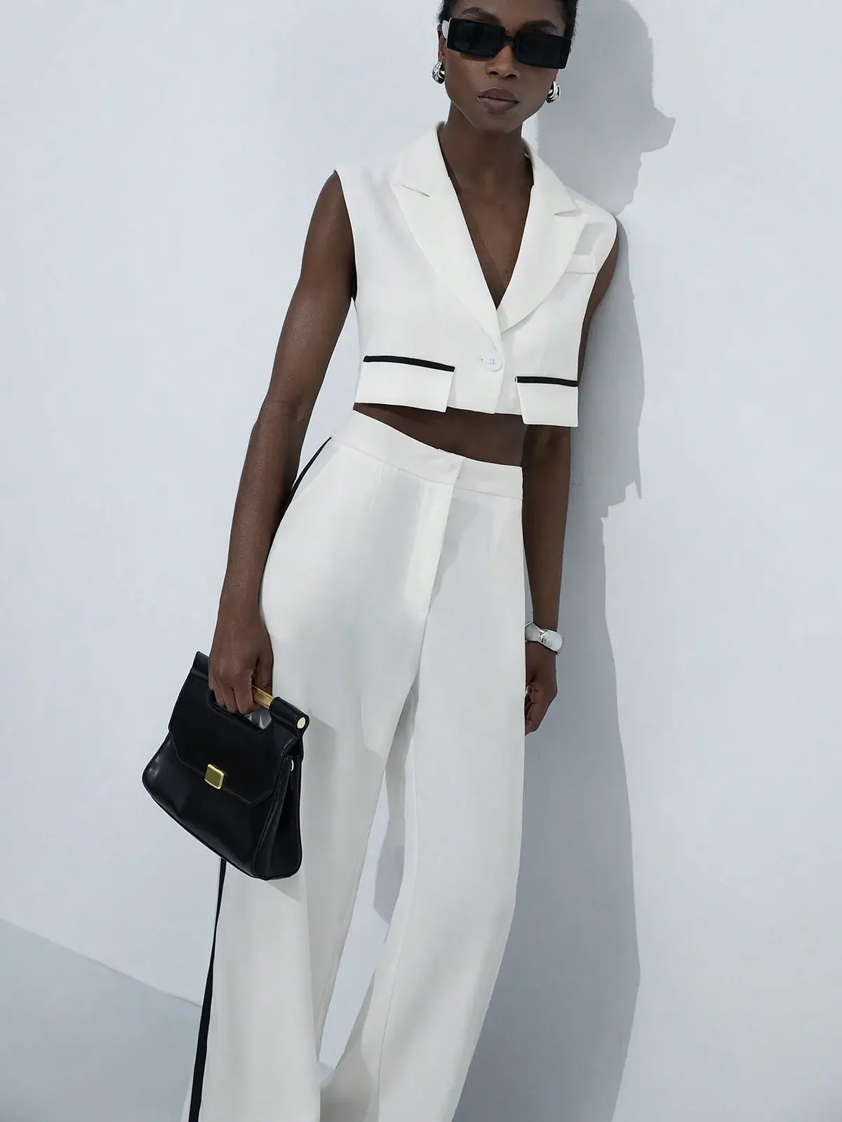 Conjunto Colete Cropped e Calça com Faixa Lateral Cíntia na cor Branco — foto 1 de 6