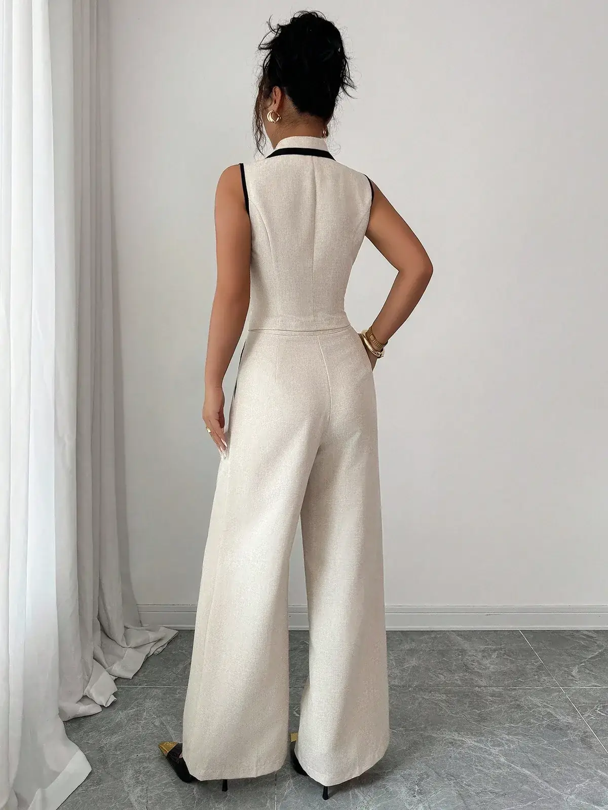 Conjunto Colete e Calça Pantalona com Vivo Contrastante Luana na cor Damasco — foto 2 de 6
