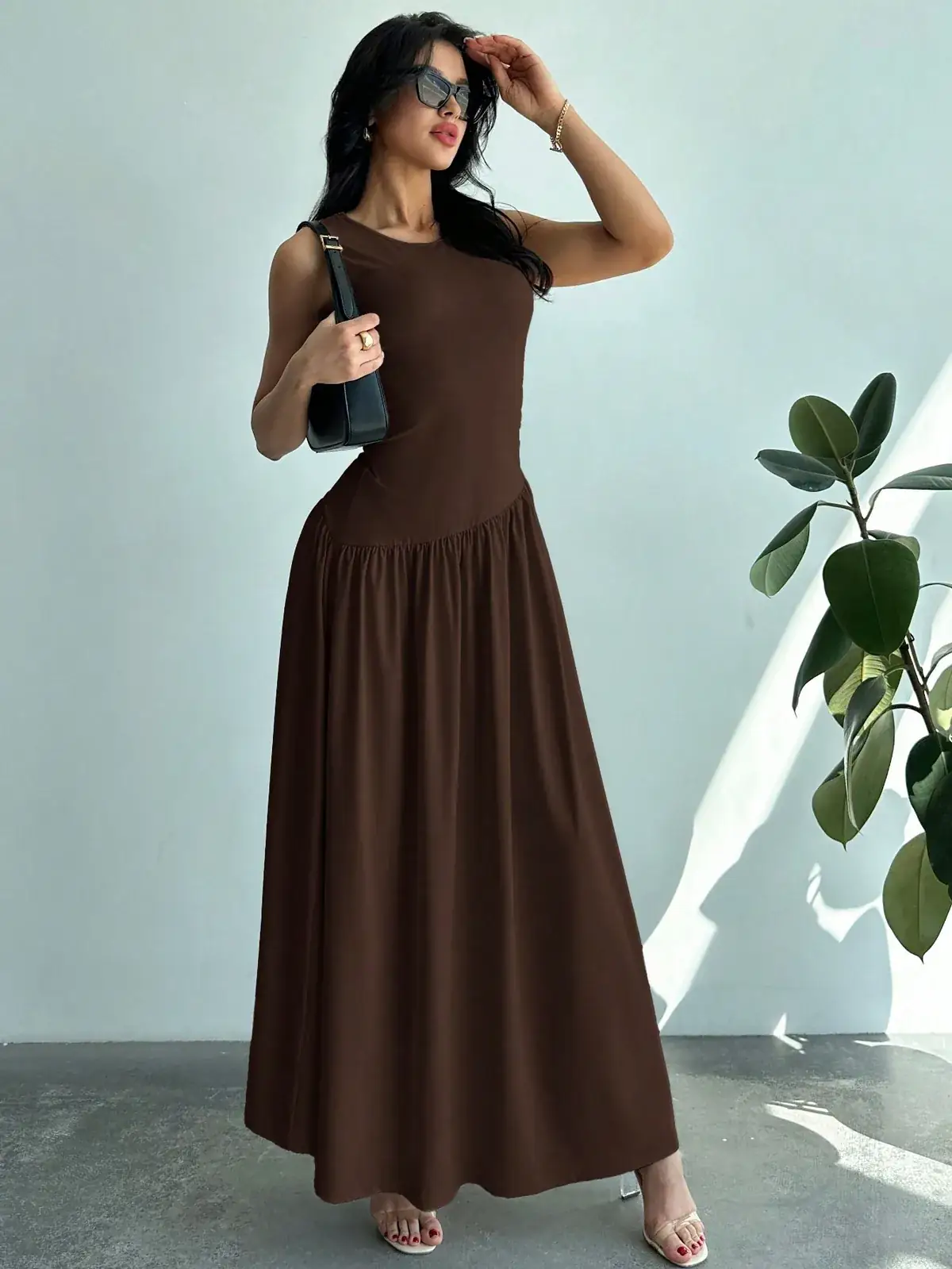 Vestido Longo Canelado Cintura Baixa Amanda na cor Café — foto 2 de 6